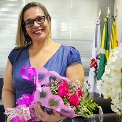 Imagem de Servidora do MPAC comemora 01 ano de trabalho em projeto que a ajudou superar situao de rua e drogadio
